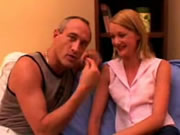 金髮女郎張開大腿3P两個老男人爆菊